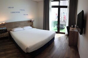 Chambre Deluxe double, 1 très grand lit, terrasse | Literie de qualité, couette en duvet, lit avec matelas à plateau-coussin