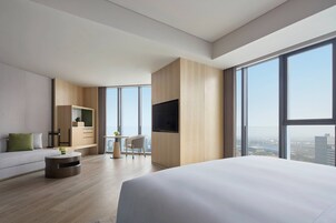 Room, 1 King Bed, City View (Distinctive King) | Minibar, in-room safe, individually decorated, desk