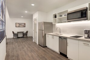 Habitación Deluxe, 1 cama de matrimonio grande con sofá cama, no fumadores | Cocina básica privada | Frigorífico, microondas, placa de cocina y cafetera o tetera