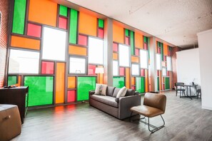 Suite exclusiva, varias camas, no fumadores | Zona de estar | Una televisión de pantalla plana