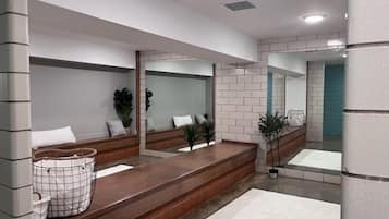 Habitación estándar, 1 cama matrimonial (Bunk Room) | Baño | Regadera, amenidades de baño de diseñador, secadora de cabello, toallas