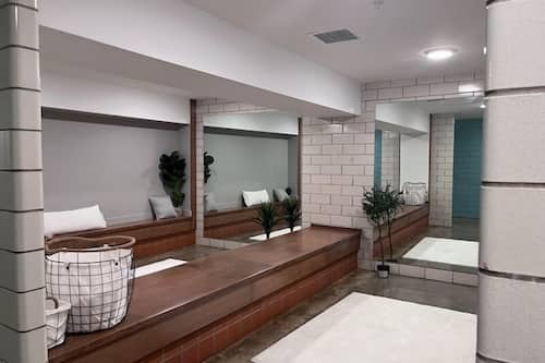 Habitación estándar, 1 cama matrimonial (Bunk Room) | Baño | Regadera, amenidades de baño de diseñador, secadora de cabello, toallas
