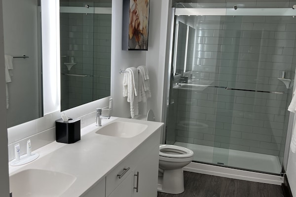 Suite, 1 Tempat Tidur King dengan tempat tidur Sofa, Bebas Asap Rokok (School Room) | Kamar mandi | Shower, perlengkapan mandi desainer, pengering rambut, dan handuk