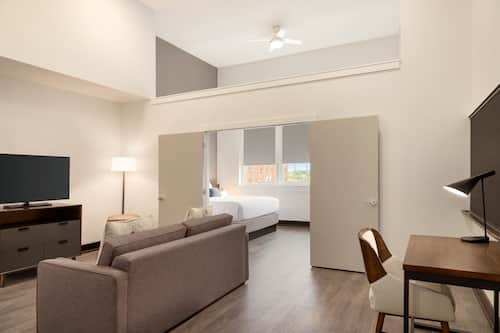 Suite, 1 cama King size y sofá cama, para no fumadores (School Room) | Ropa de cama de alta calidad, edredón y escritorio