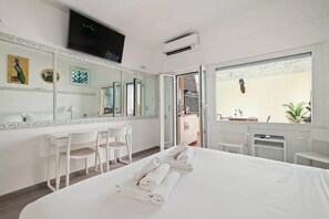 1 bedroom, WiFi - HostMe flat Metro Spain (Roma)