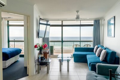 Spectacular  Central Surfers Beach Views from Appartment