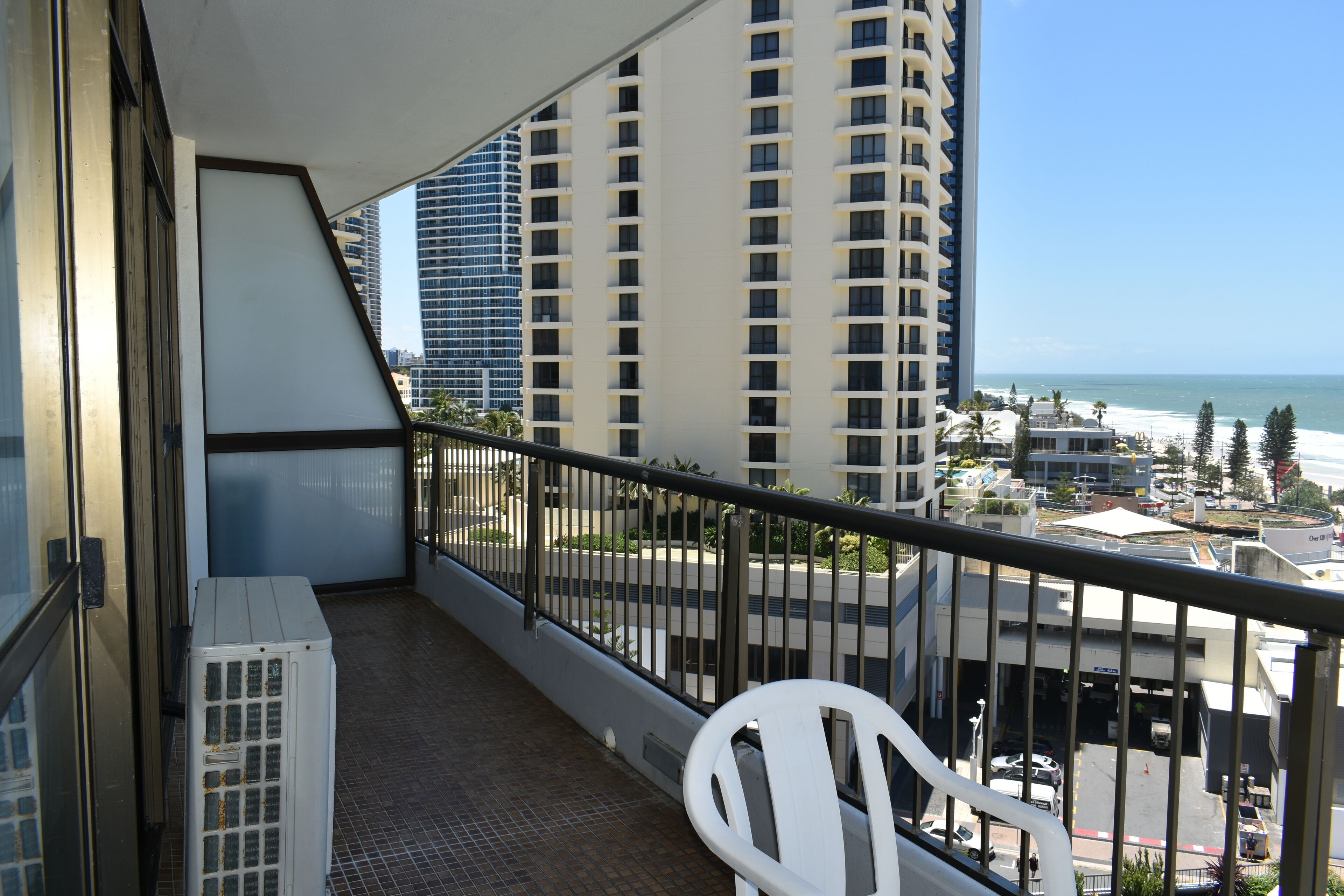 Spectacular  Central Surfers Beach Views from Appartment — image 11