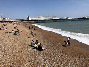 Beach nearby, sun-loungers - Charming Cottage & Garden - central Brighton! (Brighton)