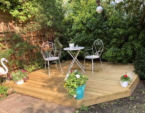 Outdoor dining - Charming Cottage & Garden - central Brighton! (Brighton)