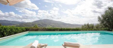 En säsongsöppen utomhuspool