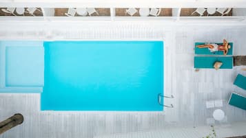 Una piscina al aire libre de temporada
