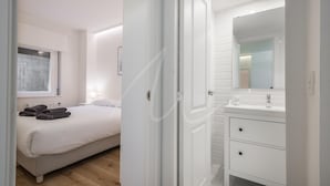 A modern bedroom with a bed, a bedside table, and a window. - Saboredo (Baqueira)