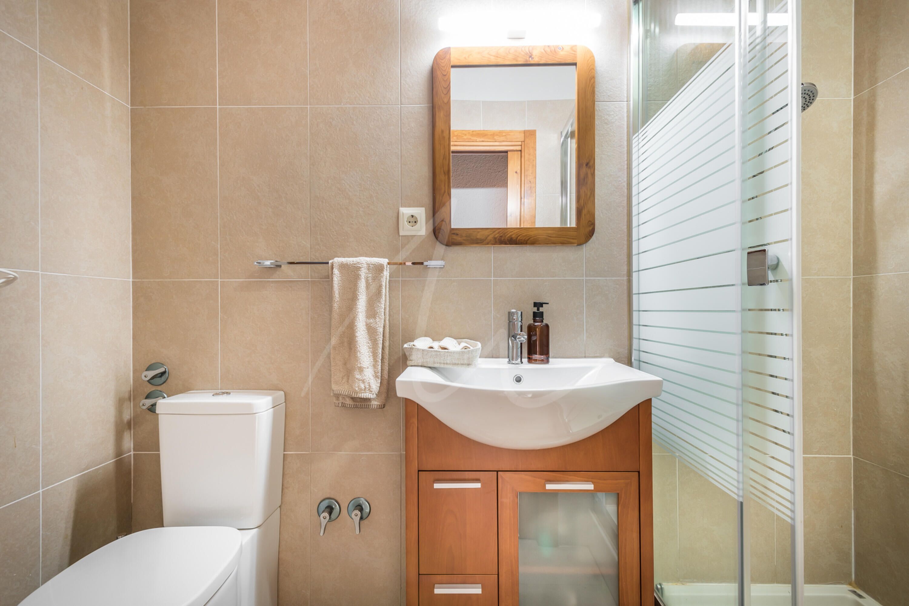 Ein Badezimmer mit Toilette, Waschbecken und Dusche.