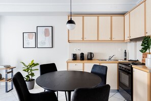 Appartement Ville | Coin séjour | TV connectée de 50 pouces avec chaînes numériques, télévision, Netflix