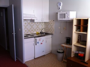 Micro-ondes, plaque de cuisson, cafetière/bouilloire