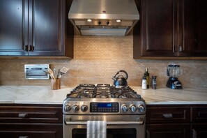 House, 5 Bedrooms | Private kitchen | Fridge, microwave, oven, coffee/tea maker - North Scottsdale On 70th Pl 5 Bedroom Home by RedAwning (Scottsdale)