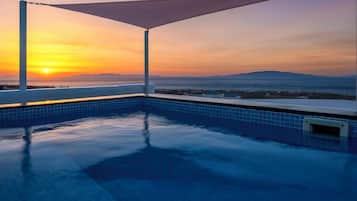 Romantic Suite, Hot Tub | 1 bedroom, premium bedding, in-room safe, soundproofing