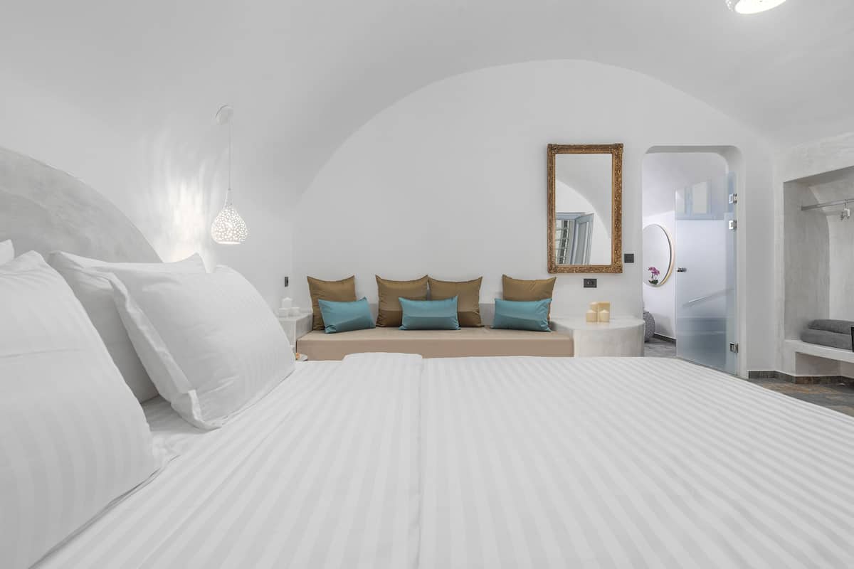 Deluxe Suite (Outdoor Hot Tub) | 1 bedroom, premium bedding, in-room safe, soundproofing