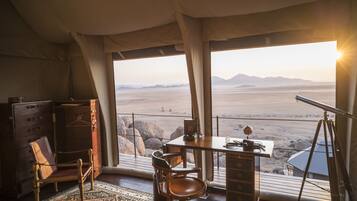 2 bedrooms, premium bedding, down comforters, minibar