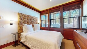 4 habitaciones, tabla de planchar con plancha y cuna de viaje 