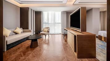 Kamar Premium, 1 Tempat Tidur King | Area keluarga | Televisi LCD 55-cm dengan saluran TV kabel