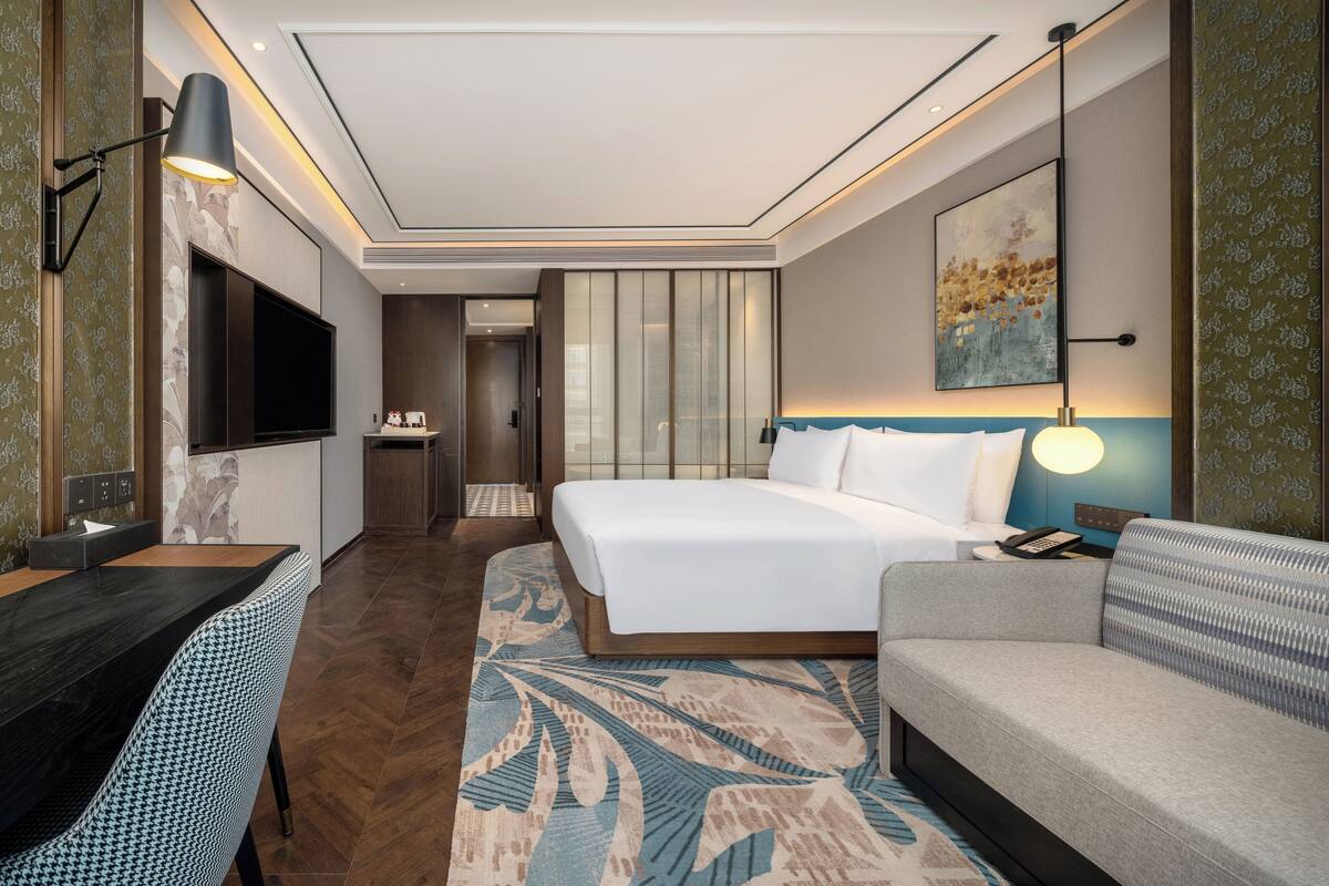 ألحفة محشوة بالريش وأسرّة بإسفنج يتكيف مع شكل الجسم وخزنة داخل الغرفة