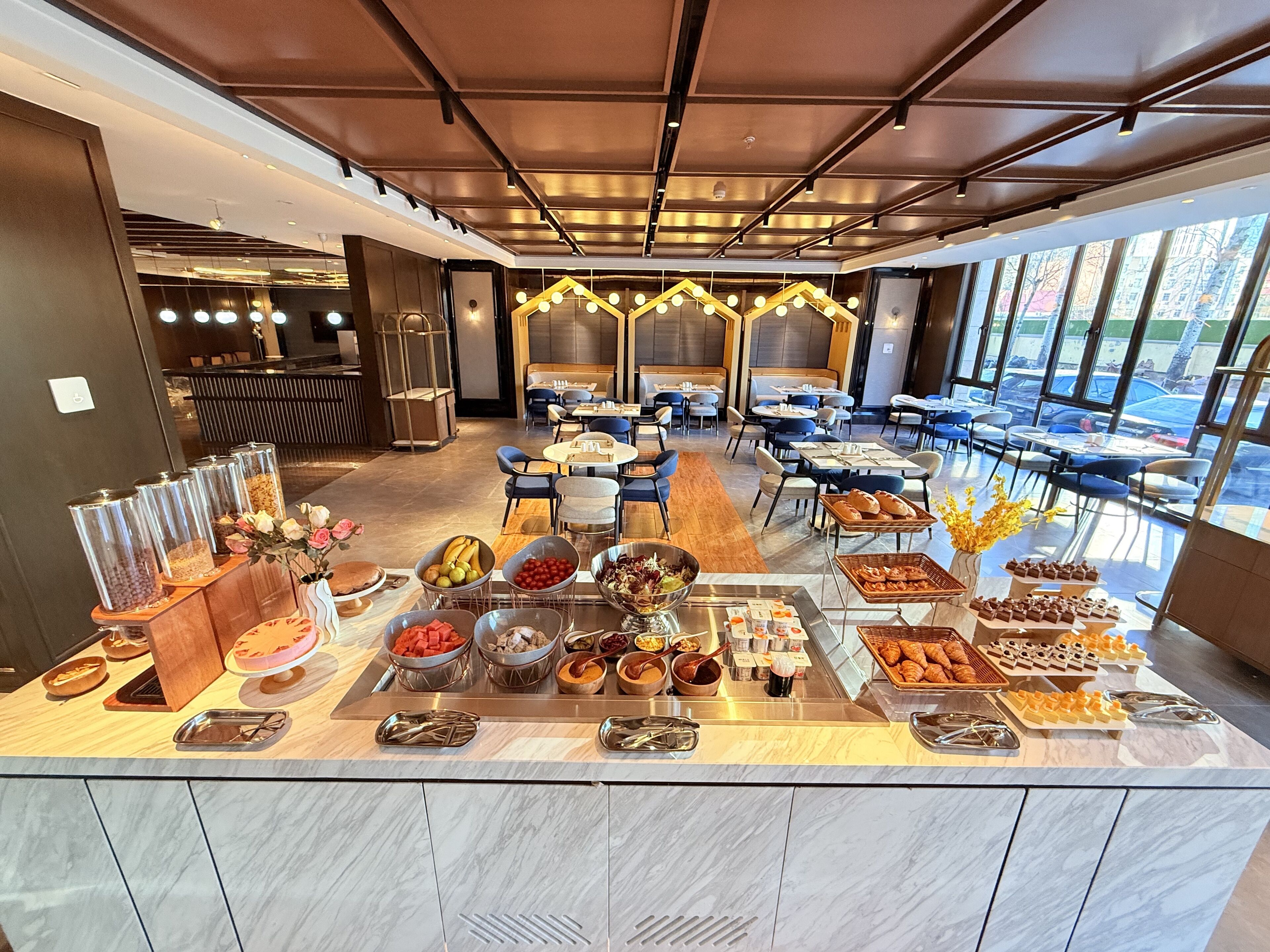 Daily buffet breakfast (CNY 88 per person)