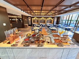 Tägliches Frühstücksbuffet gegen Gebühr