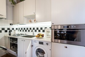 Réfrigérateur, four à micro-ondes, un four, surface de cuisson