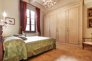 1 chambre, coffre-fort, fer et planche à repasser