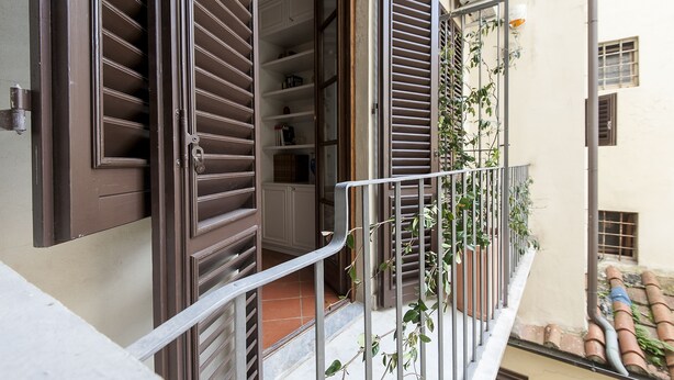 A balcony with a metal railing and a potted plant. - Il Battistero Apt - Luxury Apartments at 20 steps from Duomo; Elevator equipped. (Firenze)