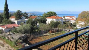 Un área residencial costera con casas, cielo despejado y vistas al mar.