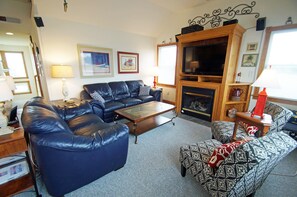 Téléviseur connecté, foyer, lecteur de DVD, table de baby-foot