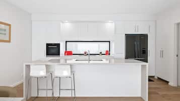 Coffee/tea maker, fridge, microwave, oven
