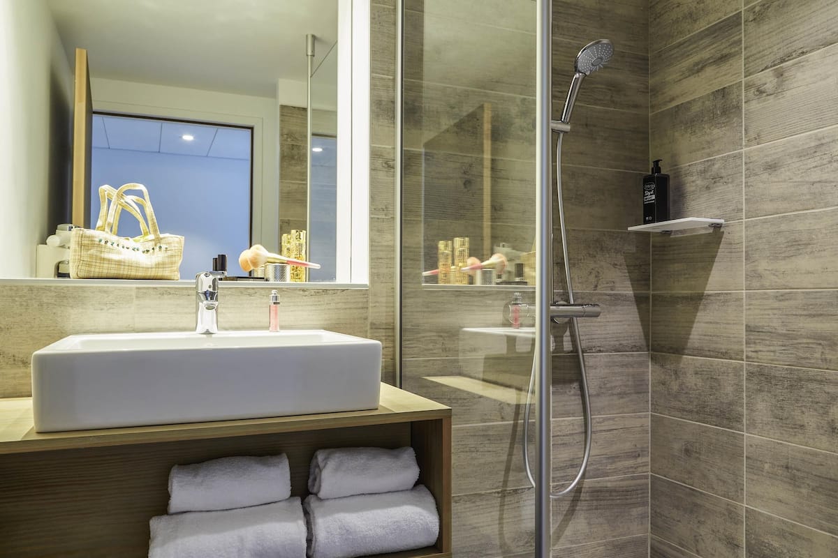 premium bedding, individually furnished, soundproofing, free wifi