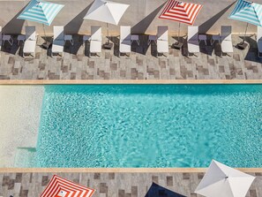 Piscine extérieure (ouverte en saison), parasols de plage