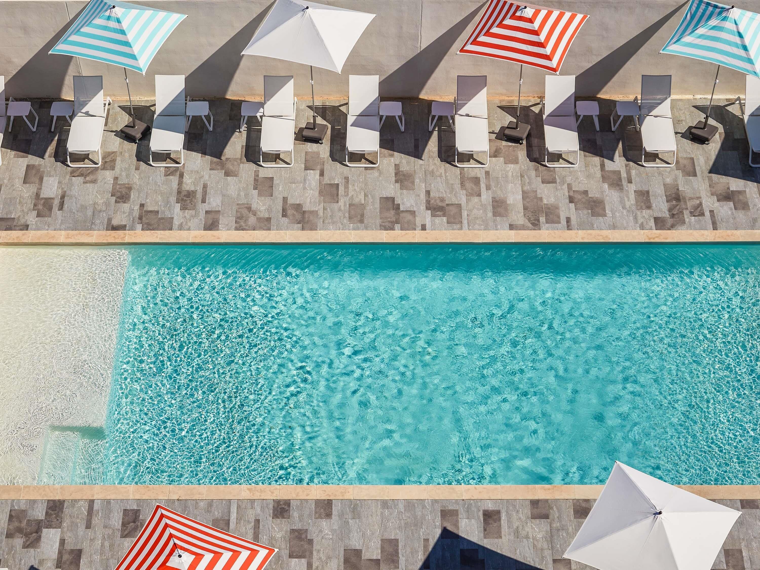 Piscine extérieure (ouverte en saison), parasols de plage