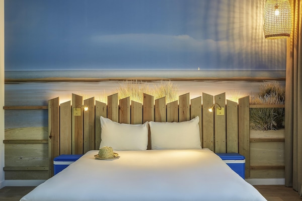 Standard Room (1 Double Bed) | Ropa de cama de alta calidad y mobiliario individual