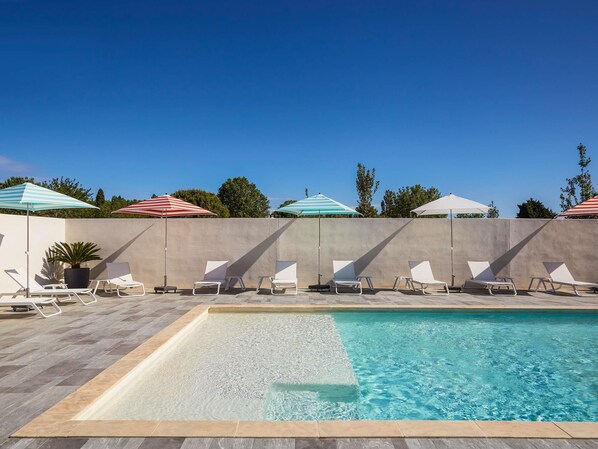 Außenpool (je nach Saison geöffnet), Sonnenschirme, Liegestühle