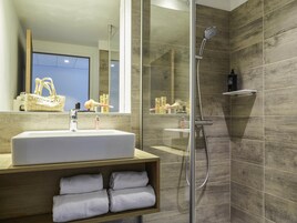 Ducha, artículos de higiene personal ecológicos y secador de pelo
