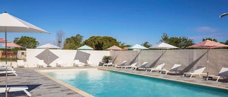 Piscine extérieure (ouverte en saison), parasols de plage