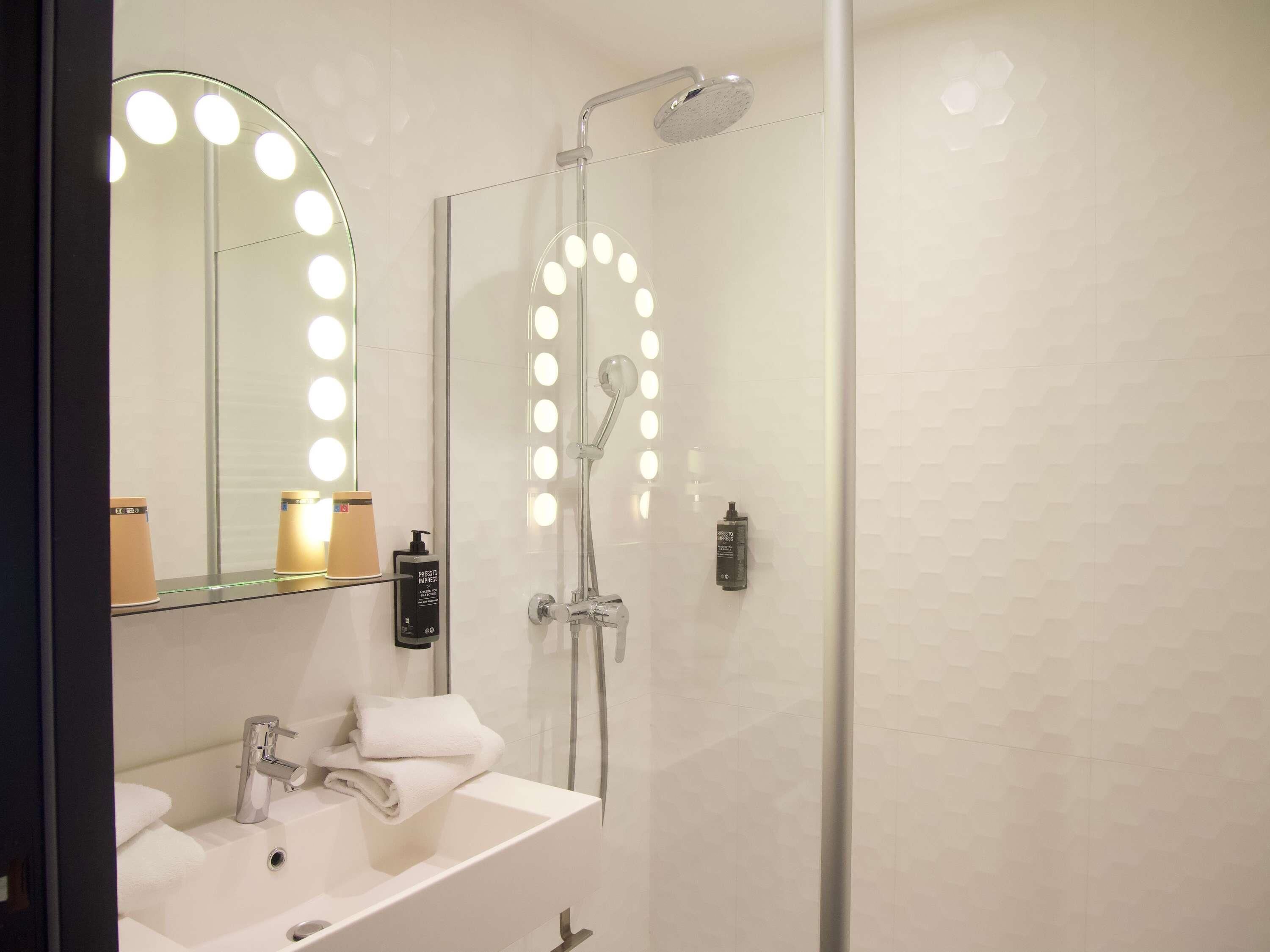 Kamer, 2 eenpersoonsbedden | Geluiddichte muren, een strijkplank/strijkijzer, gratis babybedden