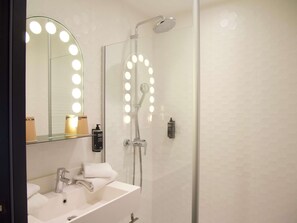 Room, 2 Twin Beds | Soundproofing, iron/ironing board, free cribs/infant beds, free WiFi - Ibis Styles Arras Centre (Arras)