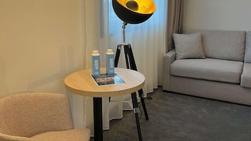 Geluiddichte muren, een strijkplank/strijkijzer, gratis babybedden