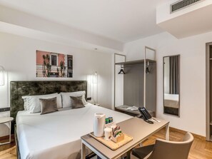 Standaard kamer, 1 tweepersoonsbed of 2 eenpersoonsbedden | Een minibar, een kluis op de kamer, een bureau, geluiddichte muren