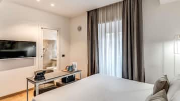 Standardzimmer, 1 Doppelbett oder 2 Einzelbetten | Minibar, Zimmersafe, Schreibtisch, schallisolierte Zimmer