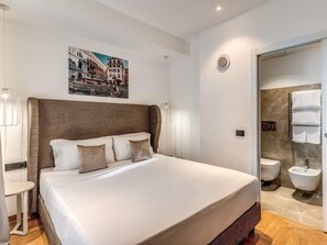 Standaard kamer, 1 tweepersoonsbed of 2 eenpersoonsbedden (Inner view) | Een minibar, een kluis op de kamer, een bureau, geluiddichte muren