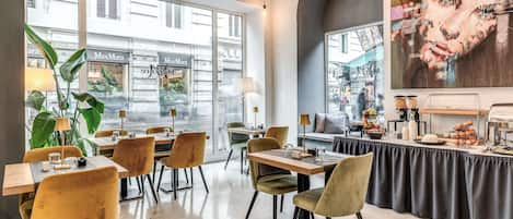 Desayuno buffet todos los días (con cargo)