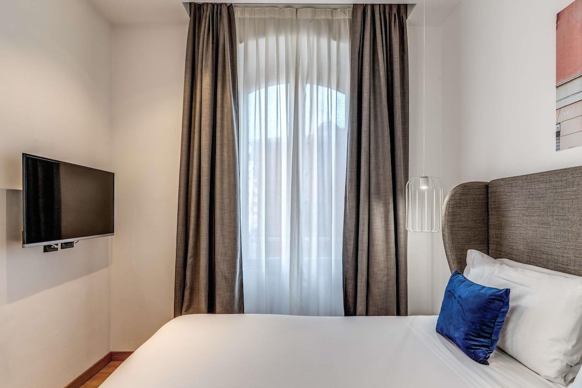Quarto luxo, 1 cama Queen | Frigobar, cofres nos quartos, escrivaninha, quartos à prova de som