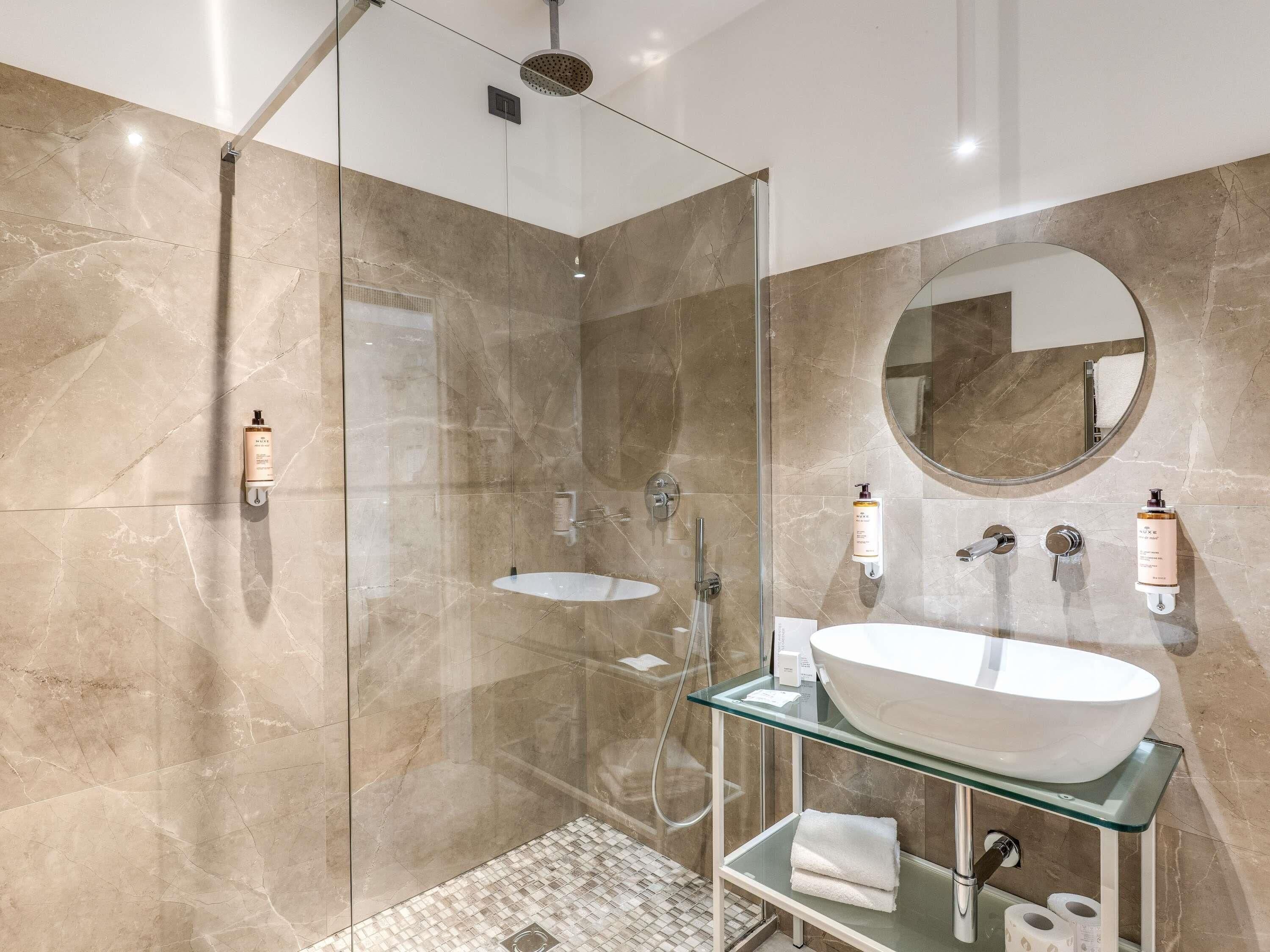 Ducha, cabezal de ducha tipo lluvia, artículos de tocador gratuitos